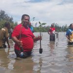 DLH Kabupaten Sarmi Tanam 12 Ribu Pohon Bakau di Kampung Masep