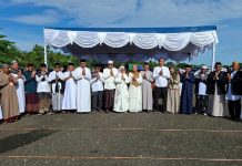 Kebersamaan di Hari Kemenangan, Wabup Sarmi Shalat Ied Bersama Warga Di Bandara Mararena